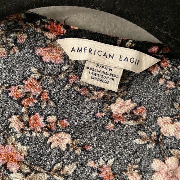 American Eagle Size S Black Floral Cap Sleeve Front Tie Smocked Waist Crop Top - Picture 10 of 11